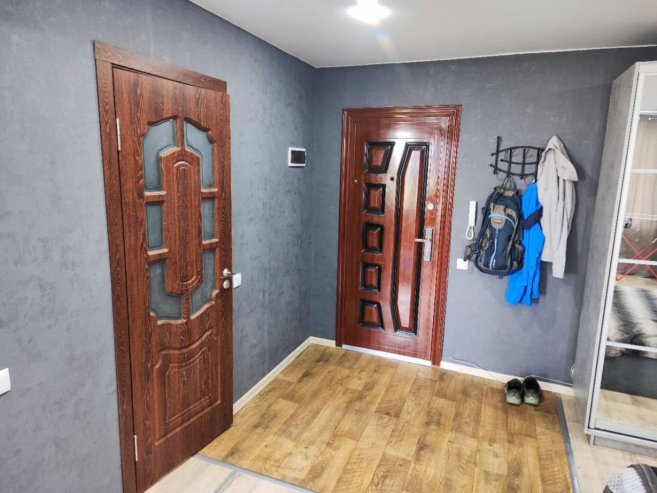 Продам 1-кк студию, в Луганске на ул Советская 5 этаж, 9-го дома. Дом кирпичный очень теплый. Увеличен сан узел, новая проводка, в квартире всё новое. Новый ремонт, делался для себя. На площадке есть большая, хорошая кладовая. Отличное месторасположение все рядом. Школа, детский сад , магазины, бассейн, парки...