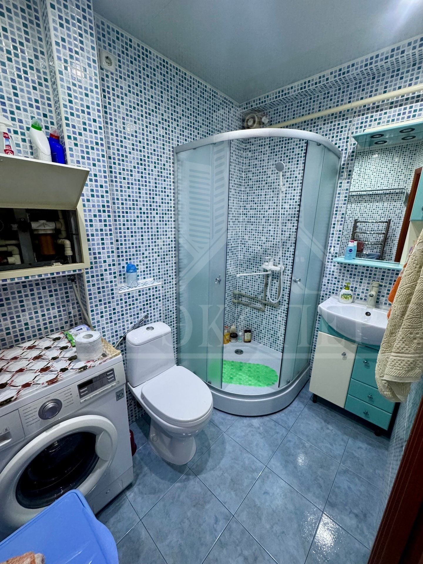 🔑 ПРОДАМ 3-КОМНАТНУЮ КВАРТИРУ 🔑 📍 г. Стаханов, ул. Космическая, д. 29✅ 🏢 1/4 этаж ✅ 📐 Общая площадь – 45 м² 💼 , квартира полностью готова к продаже ✅ Долгов нет, прописанных нет✅ 🏡 ОПИСАНИЕ: 🔹 Квартира с современным ремонтом – заходи и живи! ✨ 🔹 Установлены пластиковые окна, на первых этажах решётки 🪟 🔹 Новый...